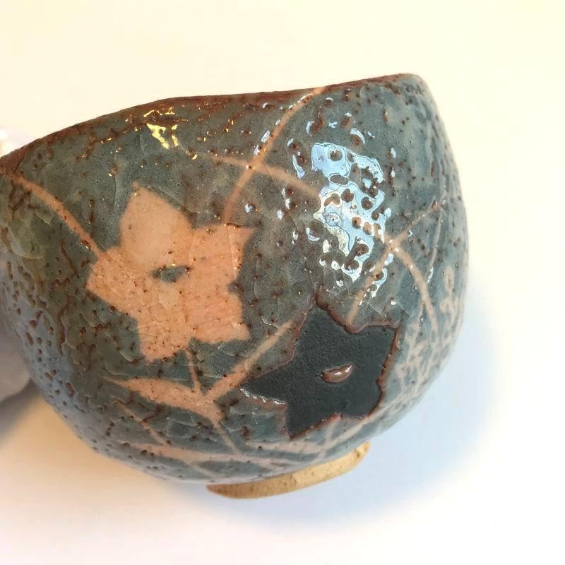 Amazon.co.jp: 志野焼 源九郎窯 加藤健 造 鼠志野 茶碗 桔梗紋 共箱